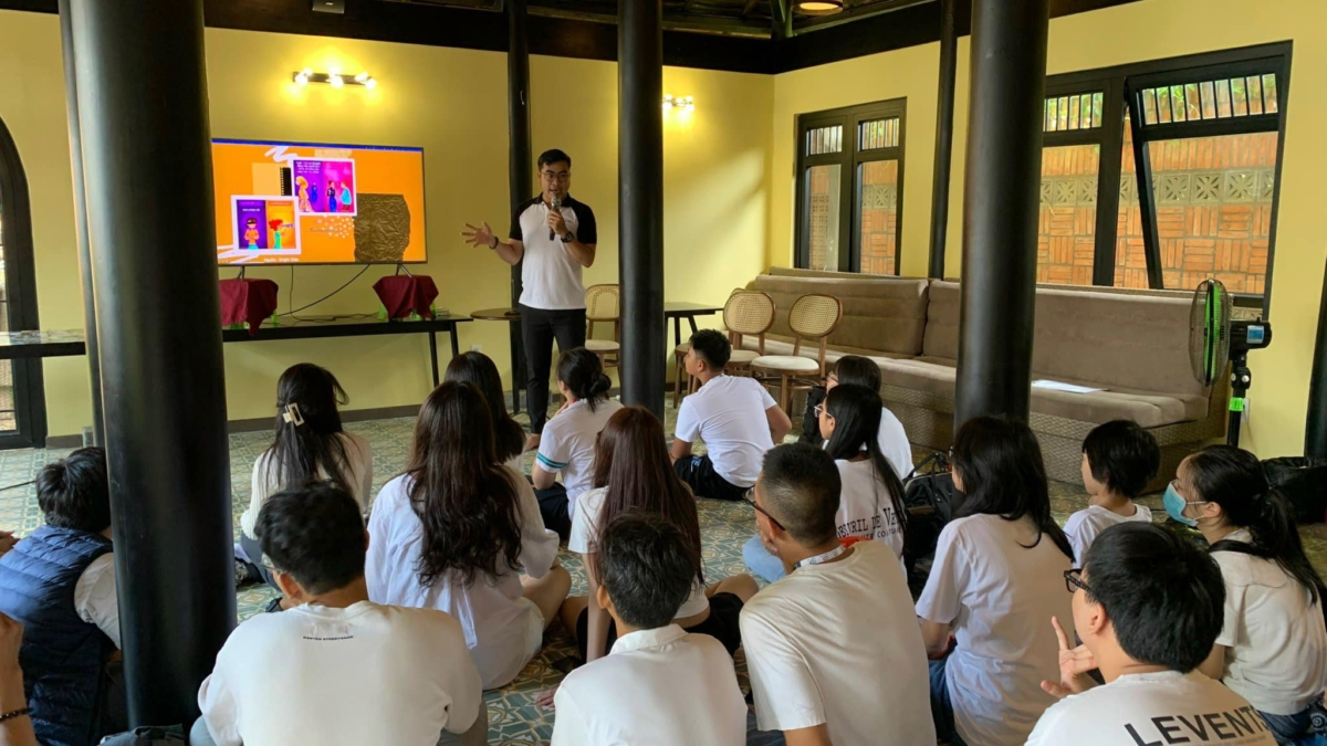 Anh Phong Windie của team MayQ cùng các em học sinh tại lớp Nhân số học cho Thanh thiếu niên ở Cần Giờ