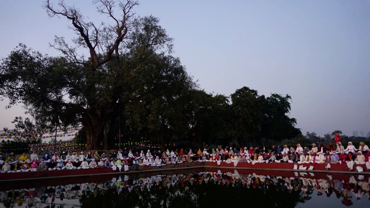MC Quỳnh Hương cùng đoàn đại cộng hưởng Ấn Độ - Nepal ngồi thiền tại Hồ nước thiêng ở vườn Lâm Tì Ni