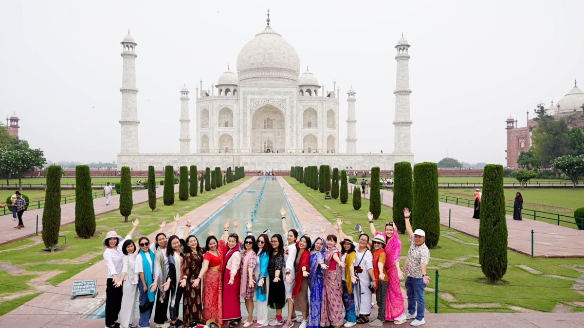 MC Quỳnh Hương cùng đoàn MayQ Go mặc những bộ áo saree truyền thống của Ấn Độ chụp hình trước Taj Mahal