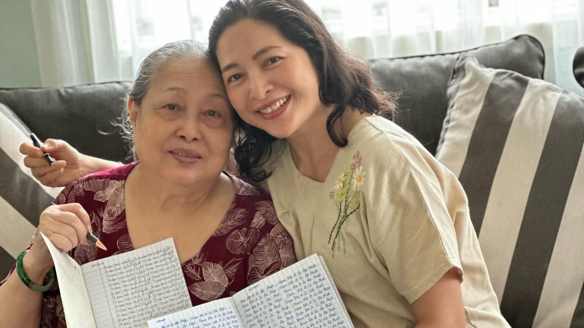 Diễn giả Quỳnh Hương cùng mẹ thực hành chép hồng danh Phật