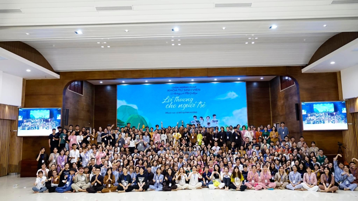 MC Quỳnh Hương đã có buổi chia sẻ tại chùa Hoằng Pháp với gần 1.000 sinh viên với chủ đề 'Lời thương gửi Người trẻ'