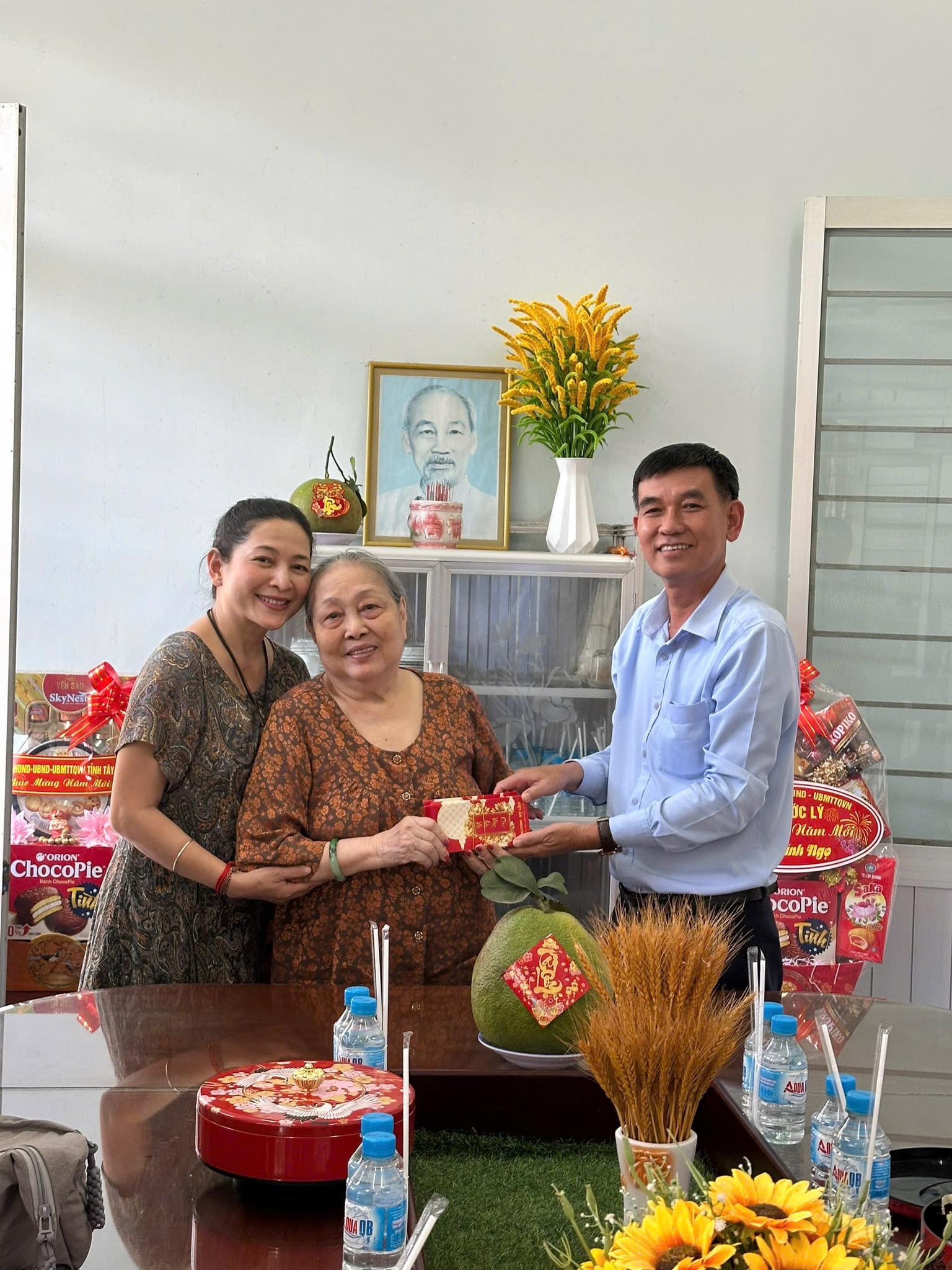 Tụi mình thương cái nụ cười hỉ hả và mãn nguyện này trên gương mặt của Chị Tư Hương nhà tụi mình…